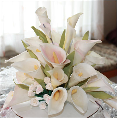 wedding cakes lilies