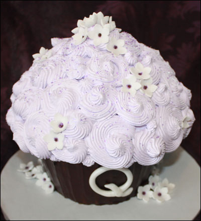 Birthday Flower Cake on Big Cupcake With Creepy   Cute Animals